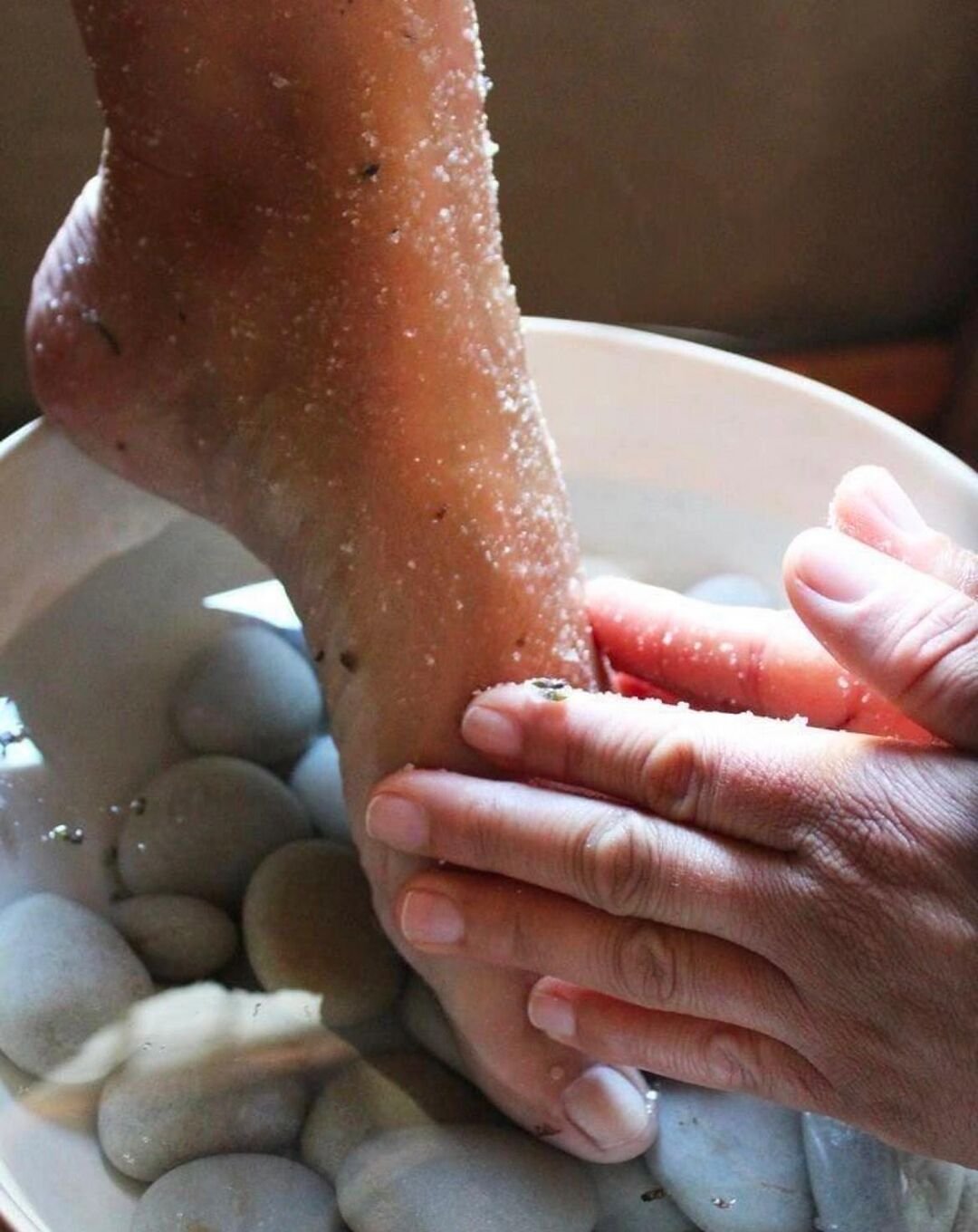 Voetverzorging met scrub tijdens een pedicurebehandeling in Alkmaar