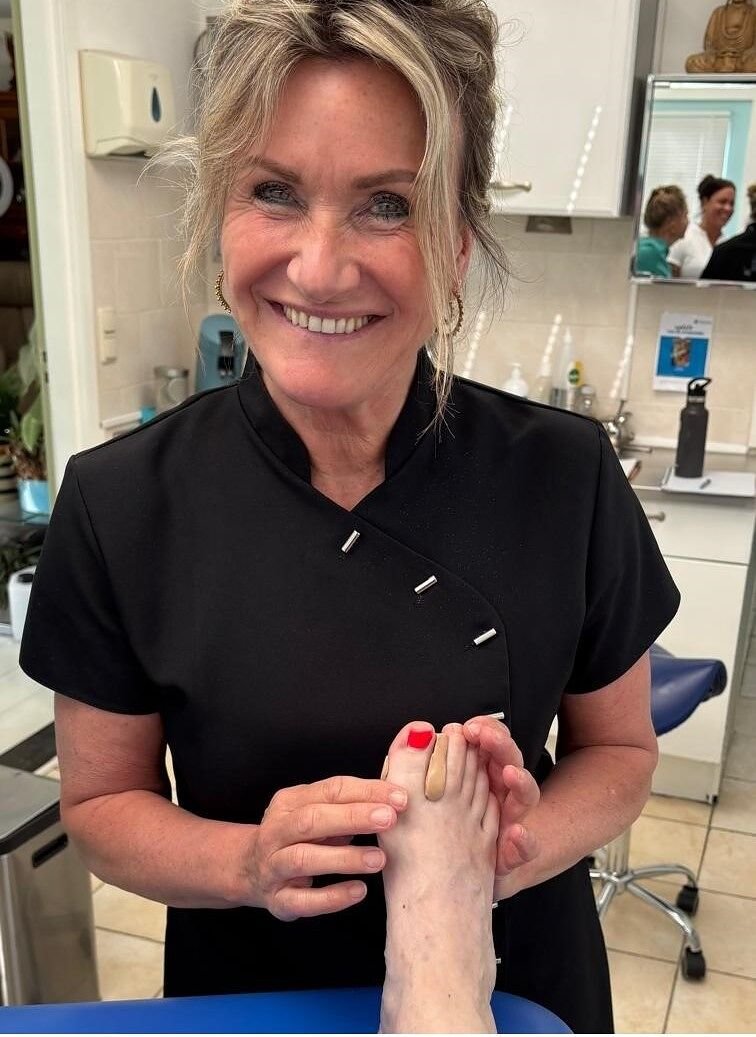 Behandeling van de nagelomgeving tijdens een pedicurebehandeling in Alkmaar